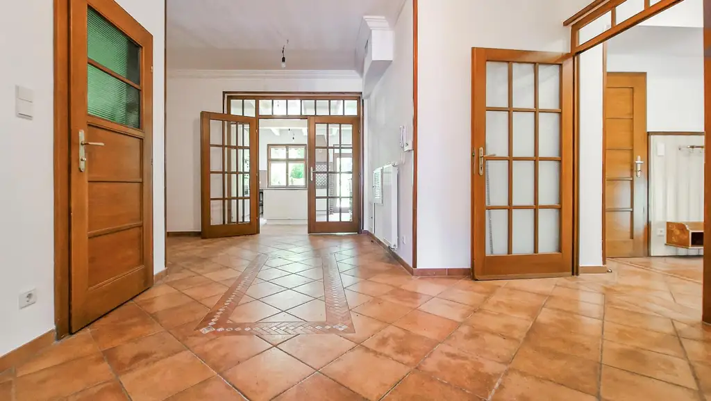 Grüne Oase in Prestige-Lage, Stilvilla mit ca. 1.600 m² Grund, Gästehaus, 2 Garagen und großem Pool