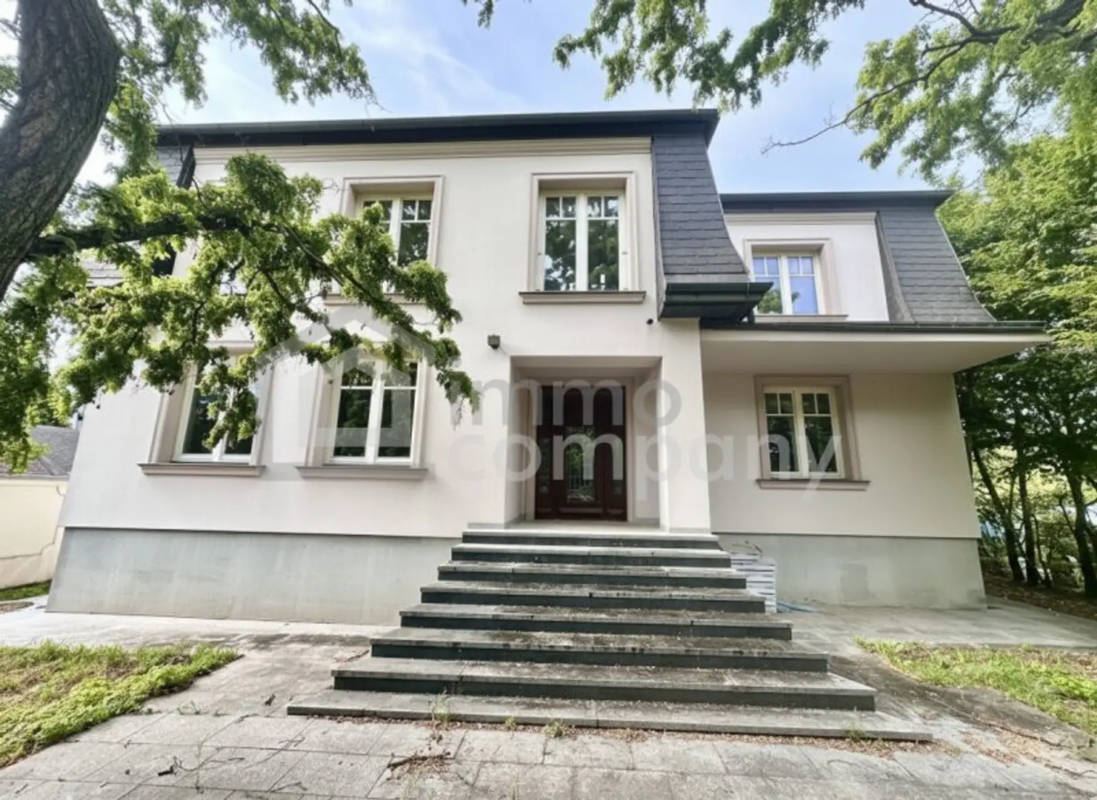 Luxuriöse Villa in Hamuliakovo: 600m², 14 Zimmer, Erstbezug mit Stadt- und Grünblick!