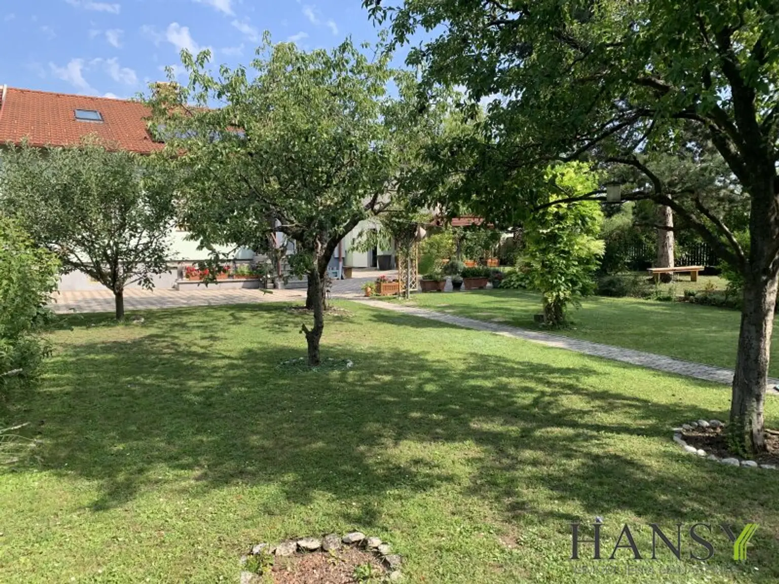 Großzügiges, bezugsfertiges Traumhaus mit Baugrund, Doppelgarage und Gartenidylle