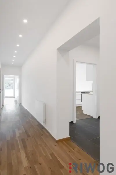 ERSTBEZUG nach Sanierung mit Blick auf Schloss Laudon  | ca. 16 m² Loggia  | Garagenplatz | Vollausgestattete Küche | Erholungsgebiet angrenzend