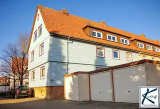 Garagen mit Mehrfamilienhaus