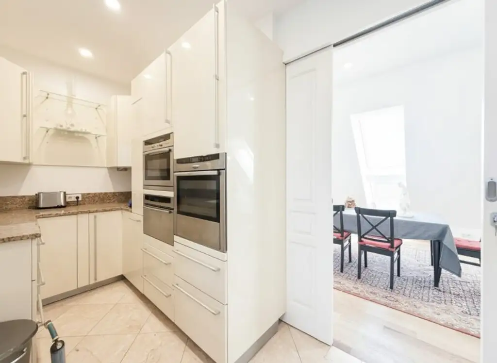 PENTHOUSE LIVING MIT PANORAMABLICK I MARIA HILFERSTRASSE I ca.100 m² TERRASSE I 7-Zimmer und 3 Bäder I U-Bahn Nähe