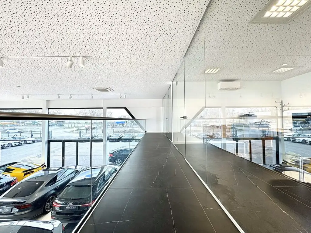 Einzigartiges architektonisches Design I maximale Sichtbarkeit I riesige Außenfläche I Anlageobjekt I befristet vermietet I 4 Autominuten von Ebreichsdorf