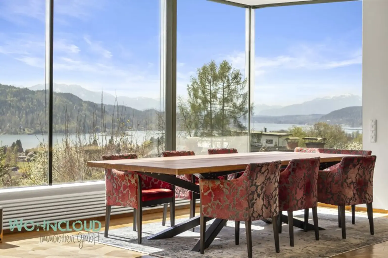 WOHN/ESSBEREICH MIT BLICK AUF DEN SEE