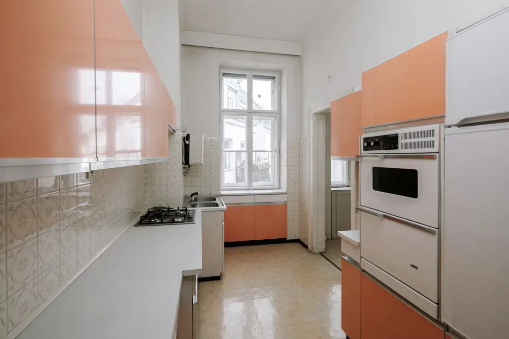 Sanierungsbedürftiges 3 Zimmer Altbau-Juwel mit Balkon in sehr guter zenraler Lage von Döbling!