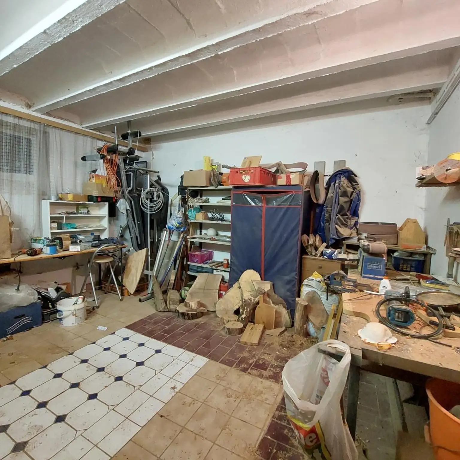 Mehrparteienhaus mit zwei Geschäftslokalen