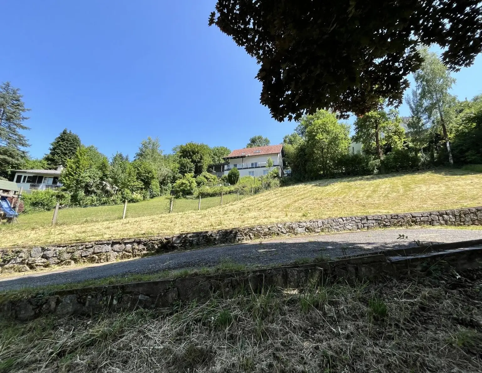 Graz-Rarität: Traumhaftes Grundstück nahe Stoffbauer mit Baubewilligung! Naturnah & stadtnah: Sonniger Baugrund mit Fernsicht - Perfekt für Ihr Familienhaus!