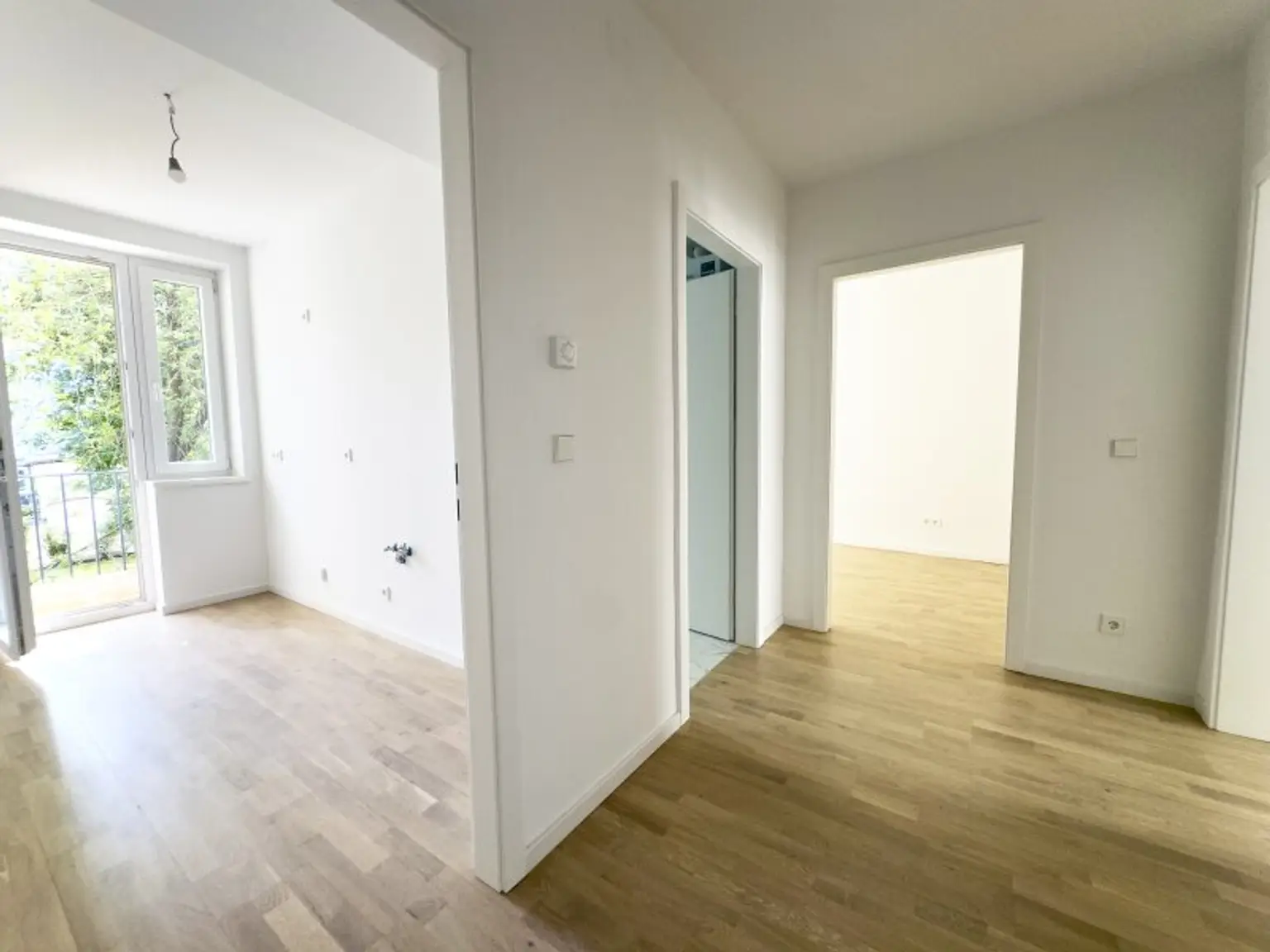Charmanter Erstbezug nach Sanierung | 3 Zimmer + separate Küche | Balkon in Hofruhelage