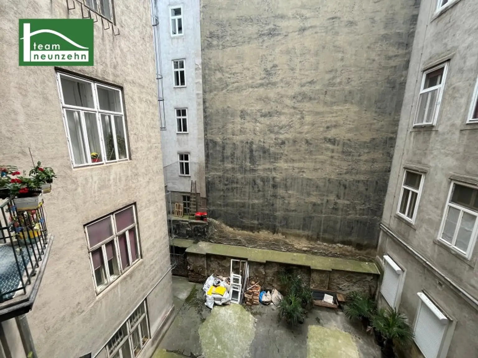 PROVISONSFREI BIS ENDE AUGUST! BEI DER ECKE NEUBAUGASSE! LEISTBARE GEBRAUCHTE WOHNUNG IN HOFRUHELAGE! SCHÖNES ALTBAUHAUS! SEHR ZENTRAL! Für Eigennutzer aber auch Anleger.