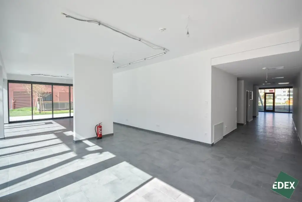 Moderne Geschäftsfläche in Neubausiedlung nahe Badeteich Hirschtetten