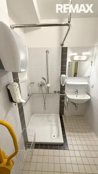 Ehemaliges Seniorenheim, gewerbliche Widmung, große Dachterrasse & 16 Garagen in Wiener Neustadt – Top Chance!