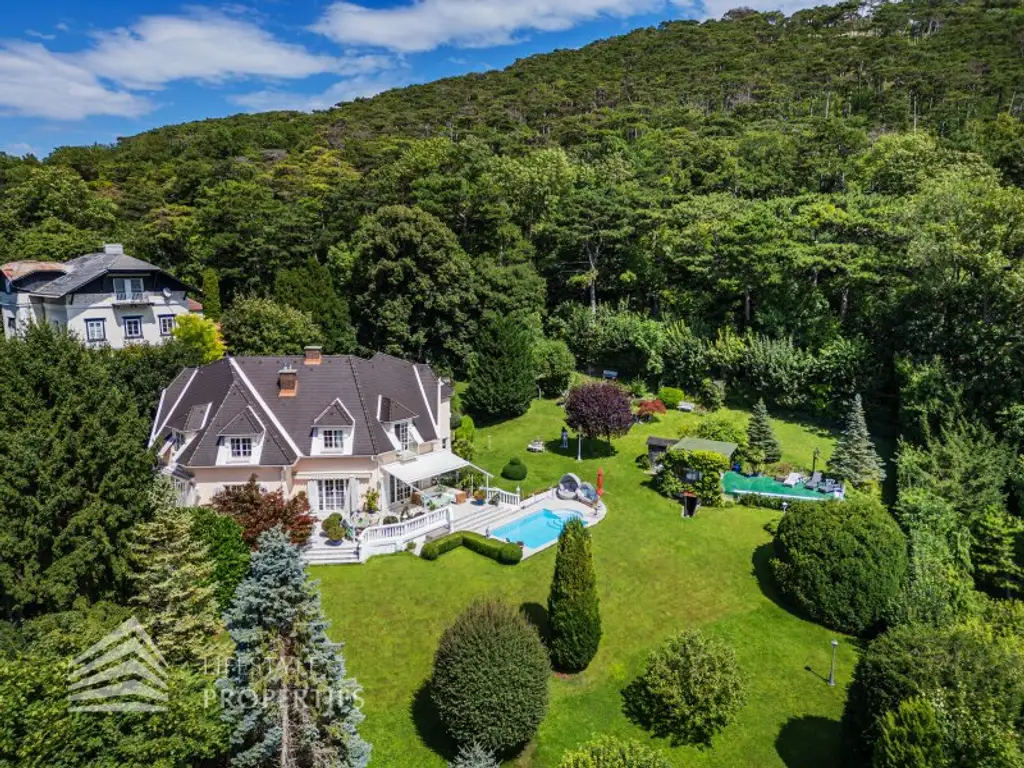 Beeindruckende Villa mit gepflegten Garten und Pool
