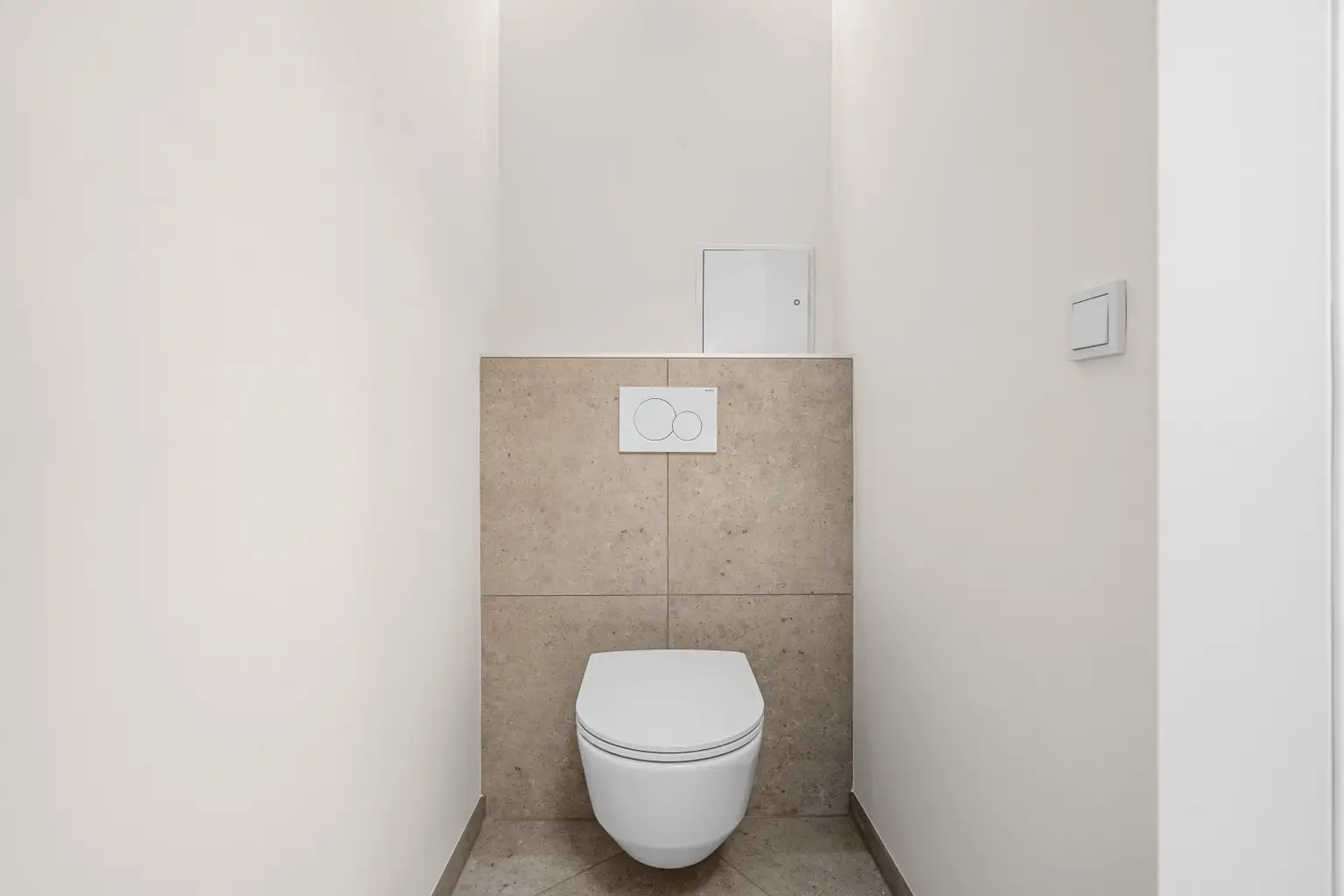 "Helle, Top-renovierte Eigentumswohnung mit Balkon & Garagenplatz – ruhig wohnen, zentral leben"