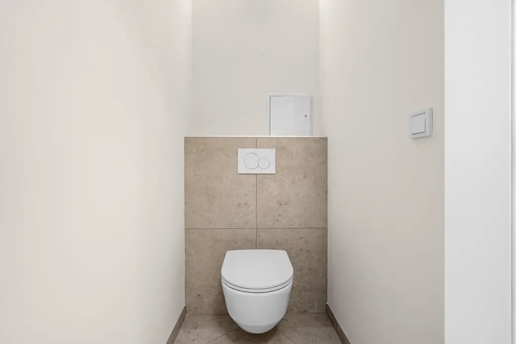 "Helle, Top-renovierte Eigentumswohnung mit Balkon & Garagenplatz – ruhig wohnen, zentral leben"