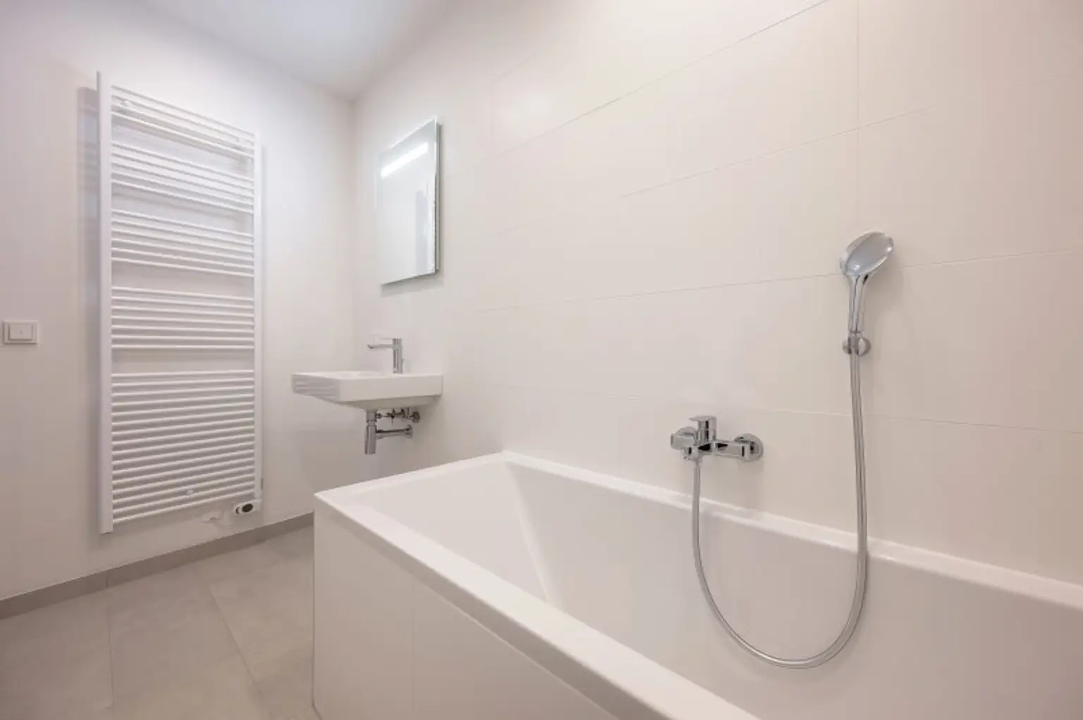++MOLLARD 50++  perfect 2-room-apartment in the Heart of the City (1/3)