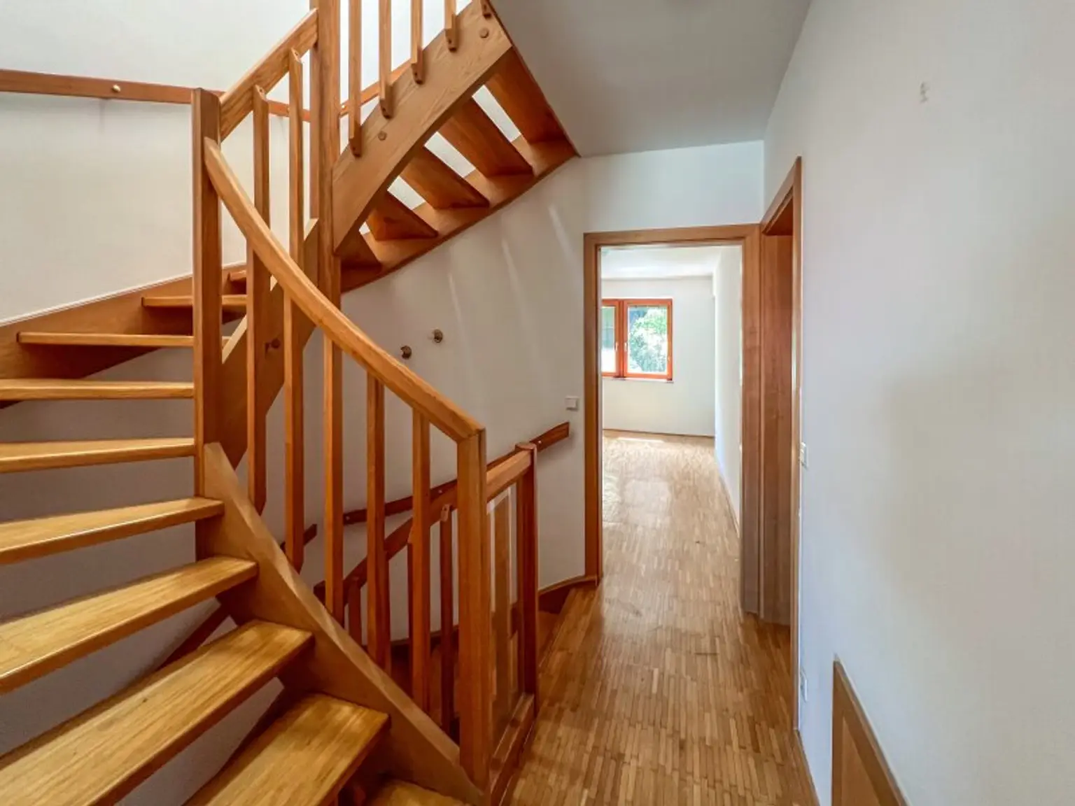 Familiengeeignetes Eckreihenhaus bei der Amerikanischen Schule:  5 Zimmer, und ein Gäste-Studio mit Bad,  Garten, Balkon, Garage, viel Platz und Ruhe!