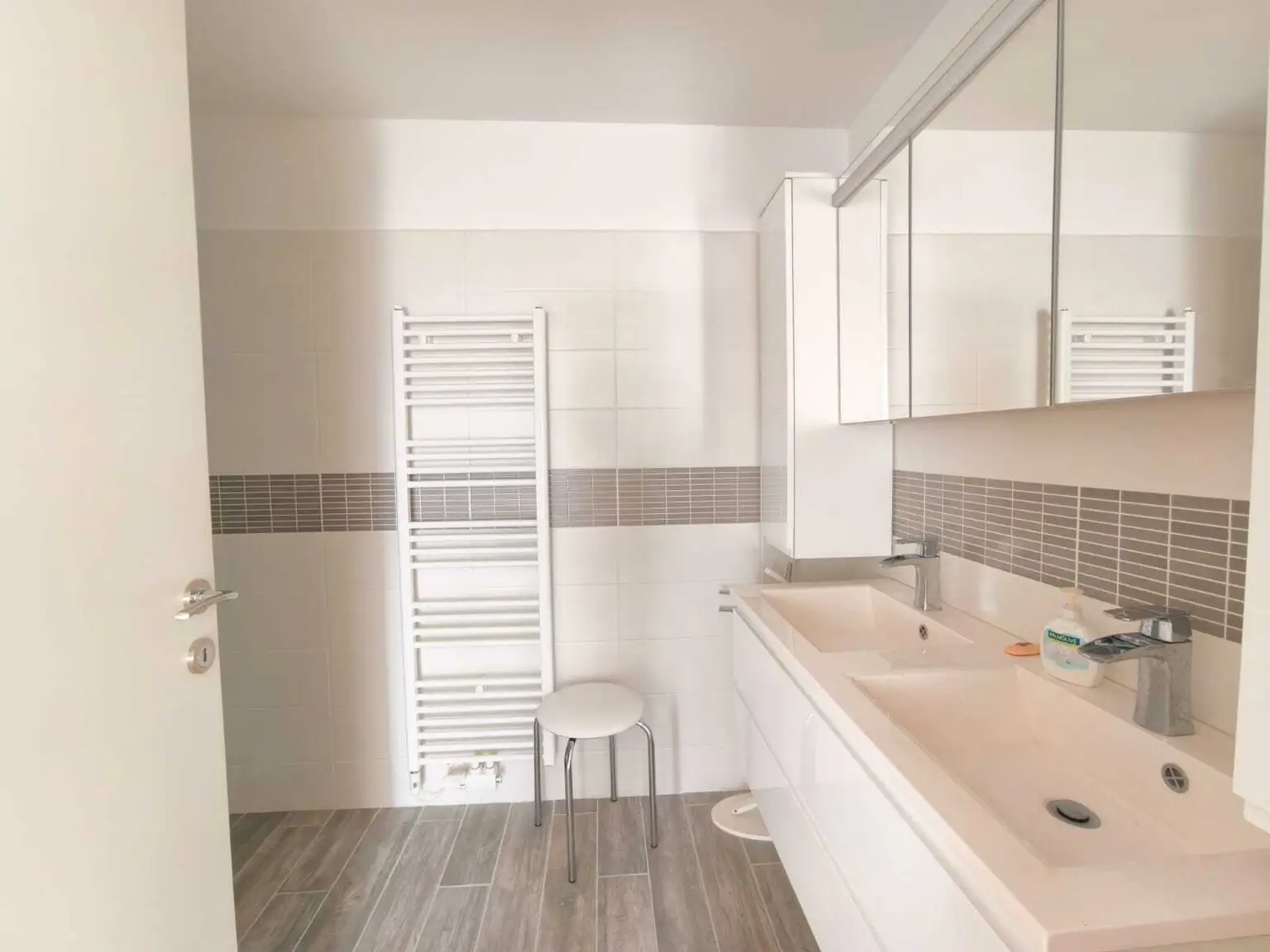 Moderne 3 Zimmerwohnung inkl. Balkon + 2 Garagenplätze!