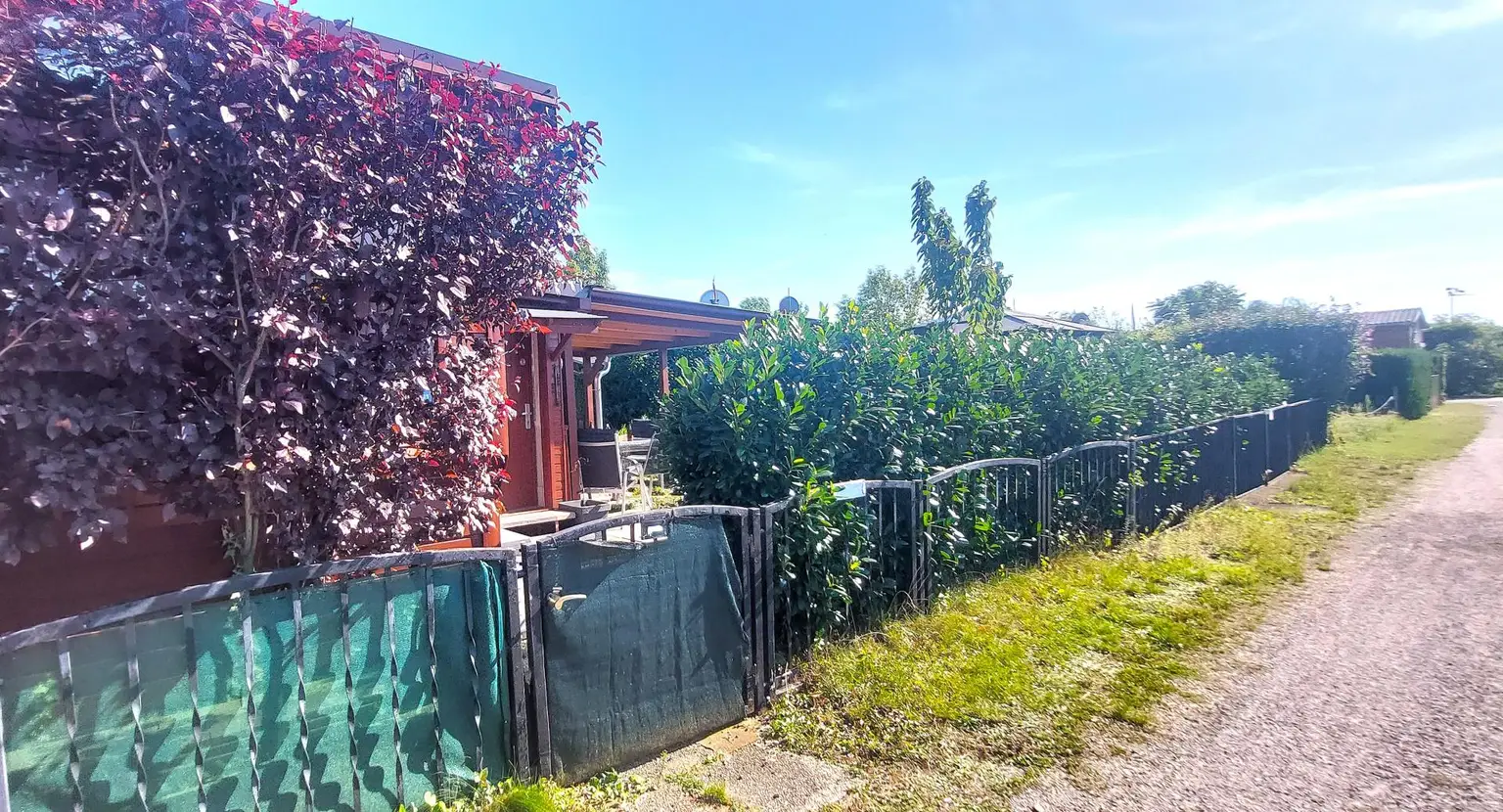 Mobilheim mit Terrasse auf Doppelparzelle