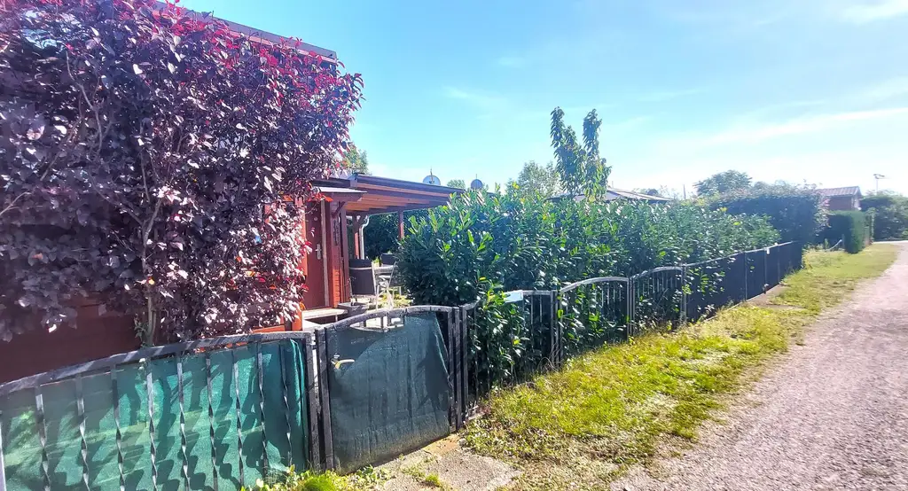 Mobilheim mit Terrasse auf Doppelparzelle