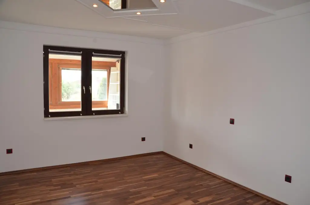 Moderne 4-Zimmer-Wohnung mit Wintergarten und Balkon