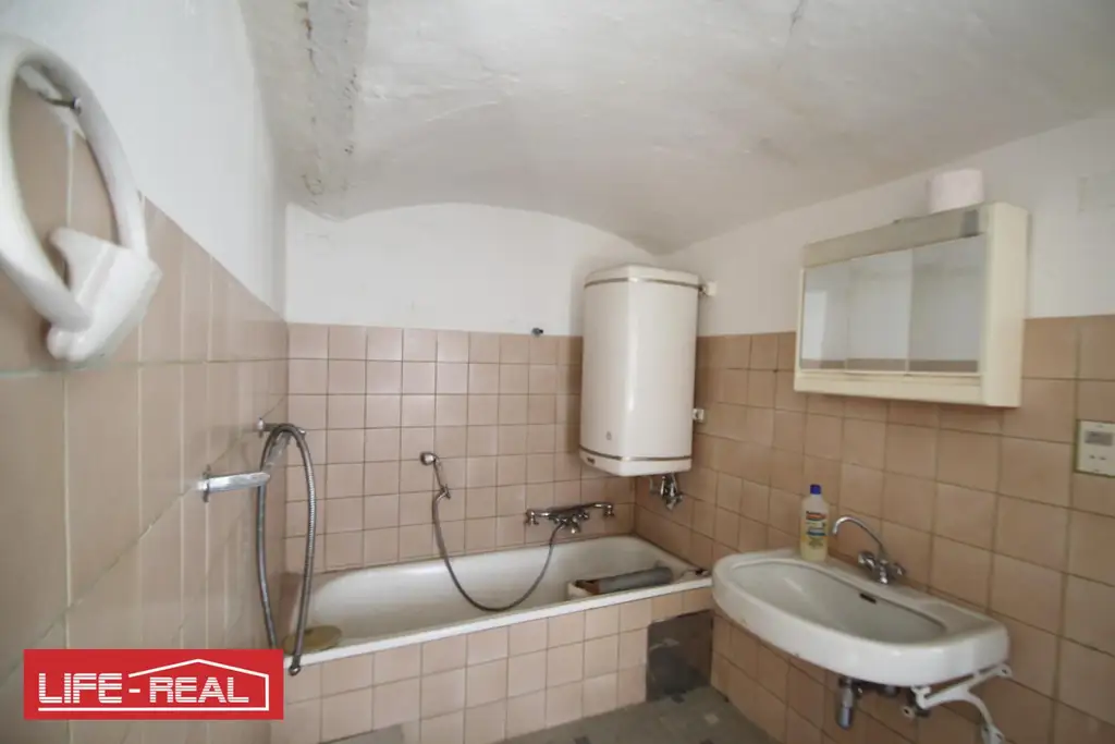 stark sanierungsbedürftiges Markthaus in Niederwaldkirchen