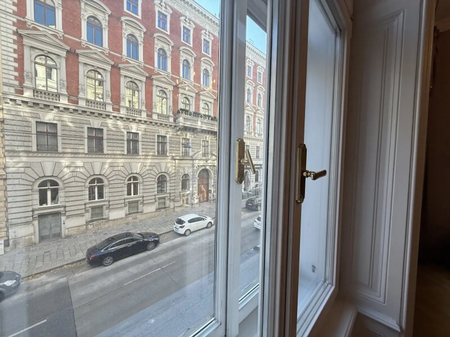 Fully furnished apartment - within walking distance to the 1st district, also available for short-term rentals.