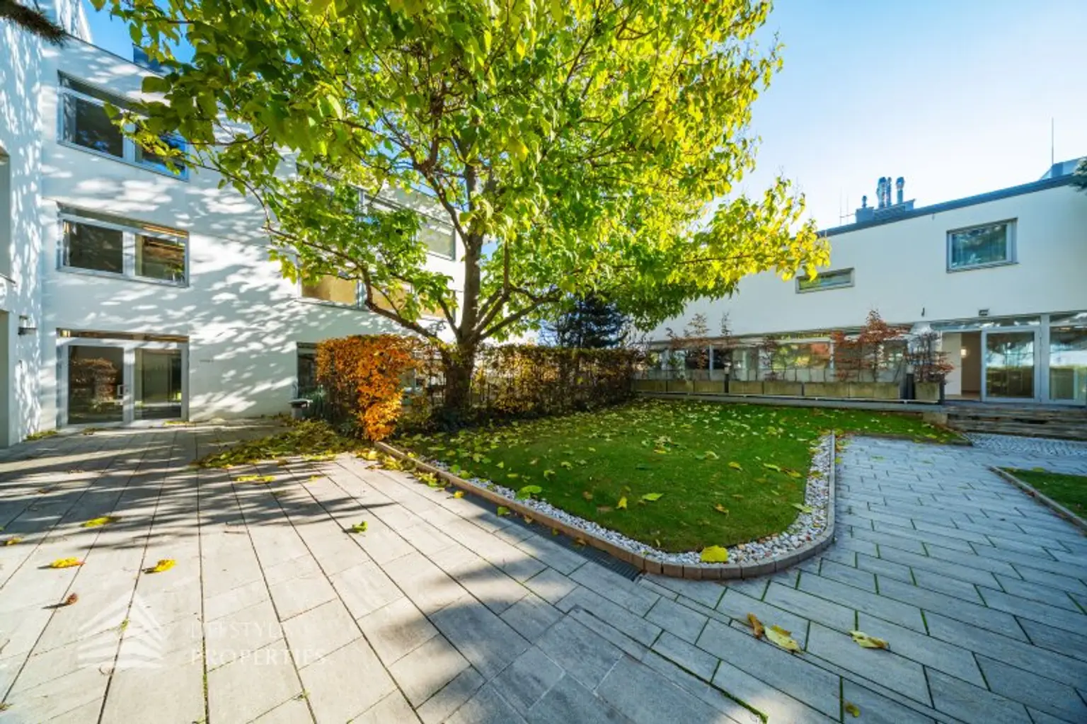 Wunderschöne 5 - Zimmer Wohnung mit Terrasse und Garten