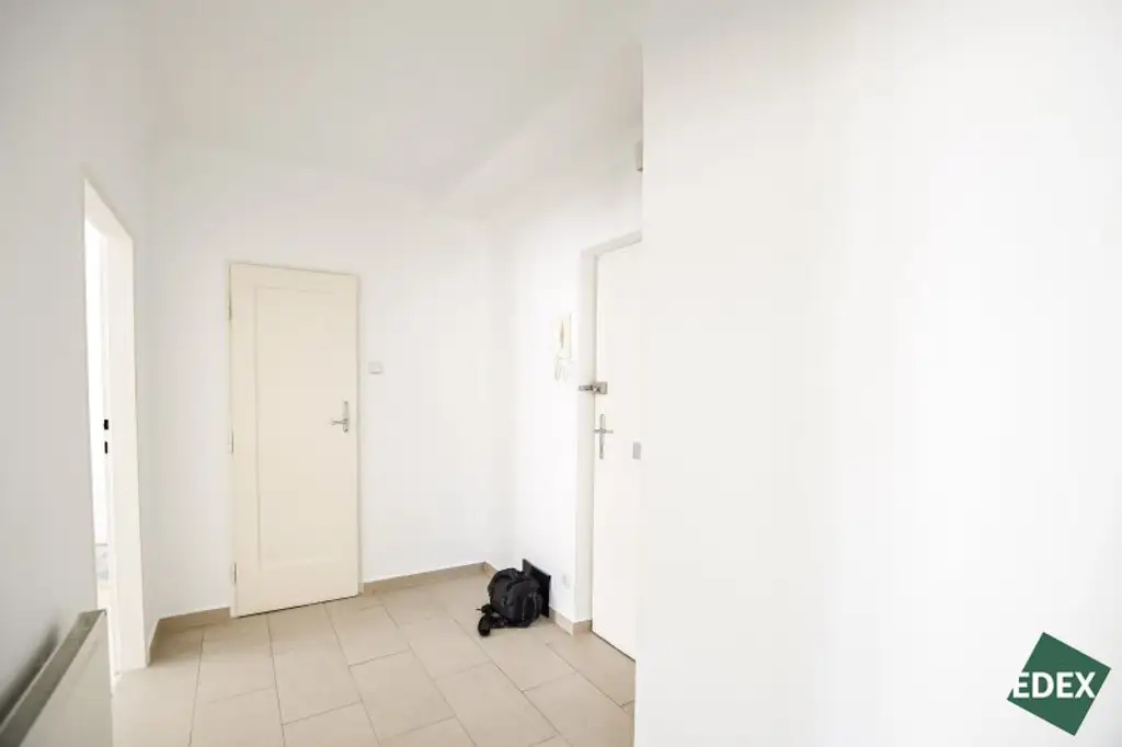 Direkt am Schweizergarten: Schöne 2-Zimmer-Wohnung mit separater Küche