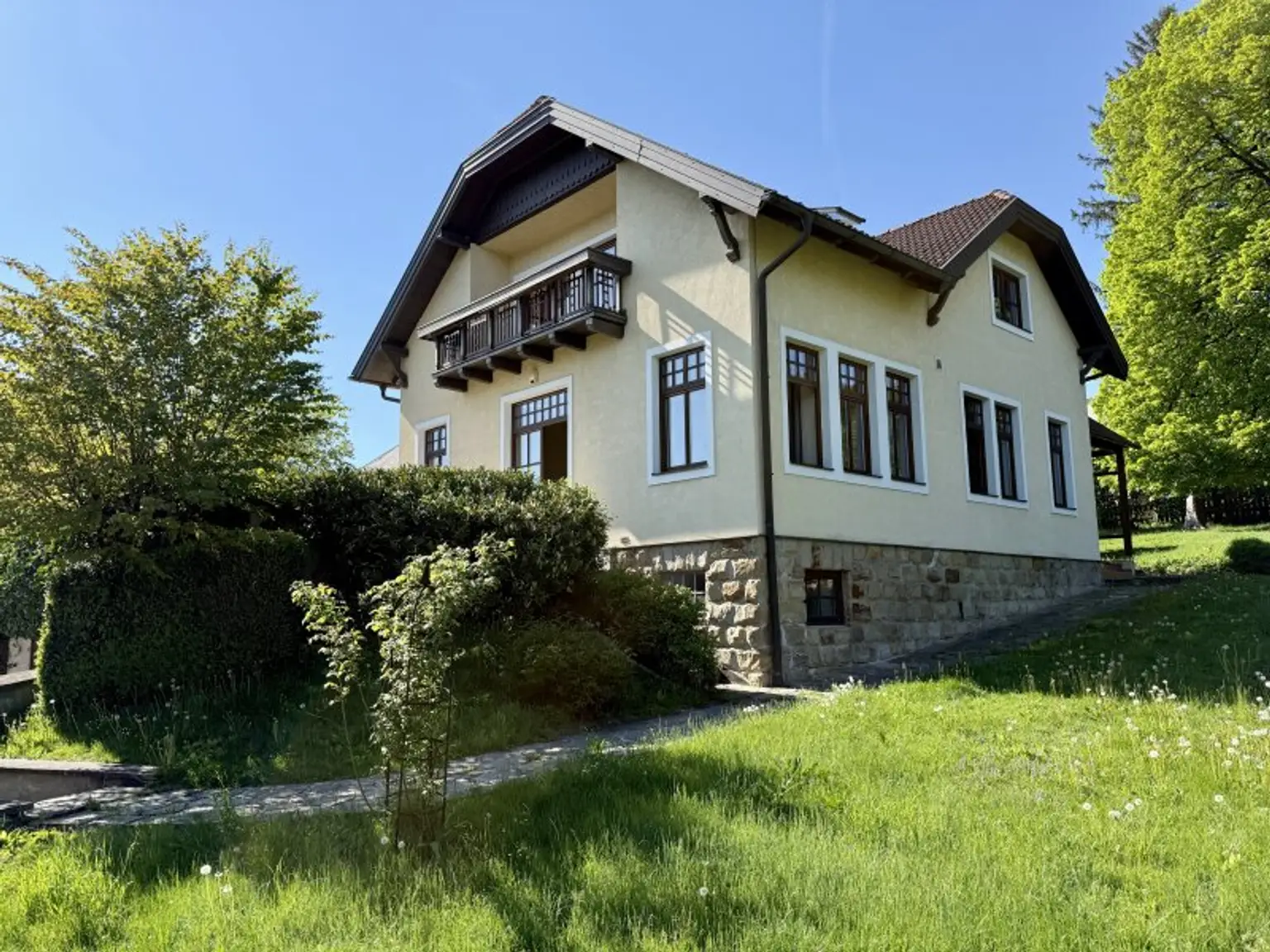 PREISREDUKTION + ALTVILLA + FERNSICHT + SONNIG + schöner GARTEN + PERFEKTE Einteilung!