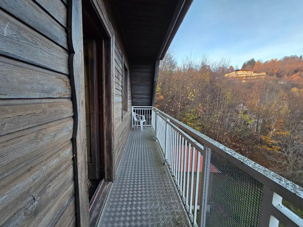 Haus mit zwei Wohneinheiten und Gartenidylle