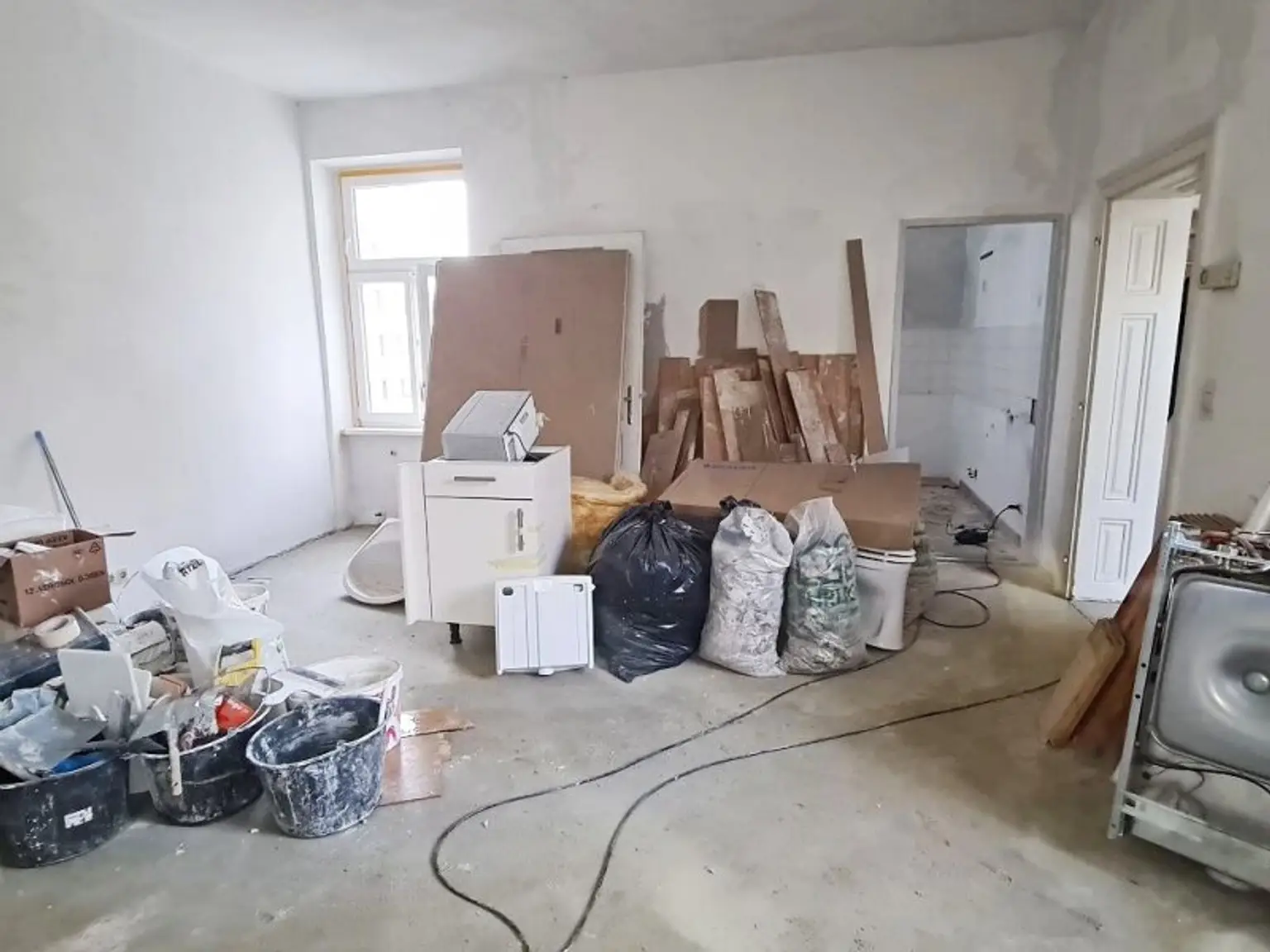 SEEGASSE, ERSTBEZUG, unbefristete 73 m2 Altbau, Wohnküche, 2 Zimmer, Duschbad, Parketten, Hofruhelage, U4-Nähe