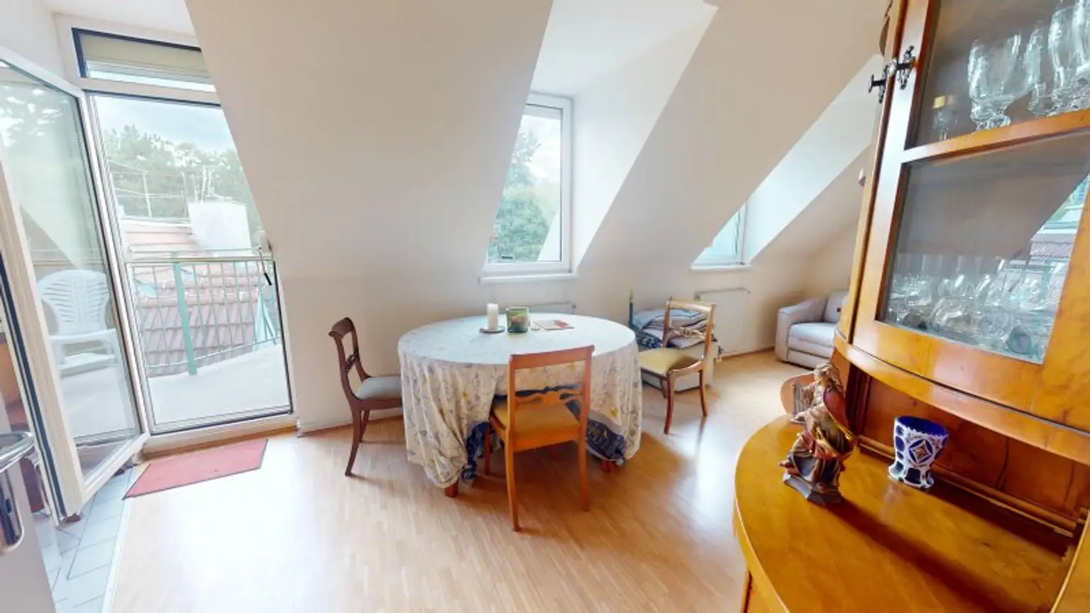 Helle DG-Wohnung mit Balkon | Garagenplatz optional