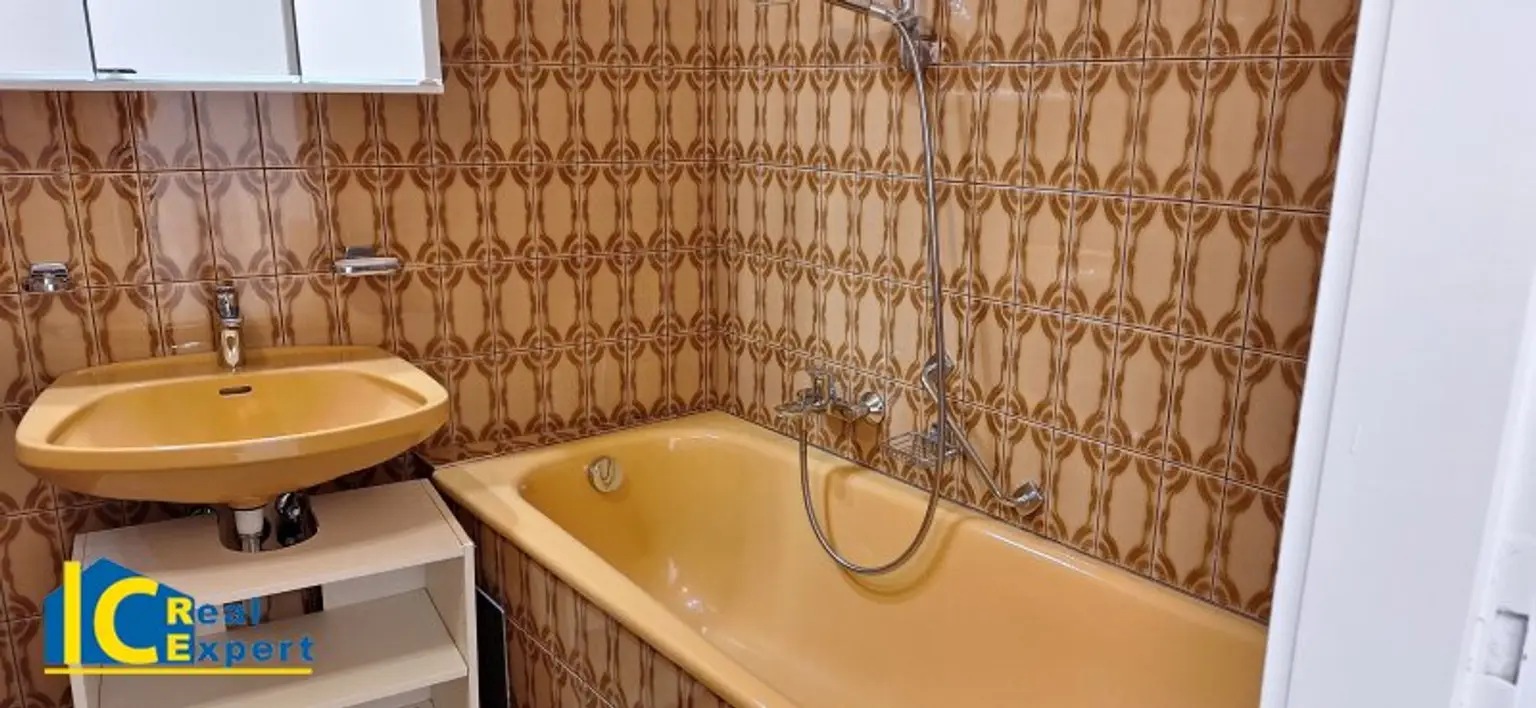 Badezimmer mit Wannenbad