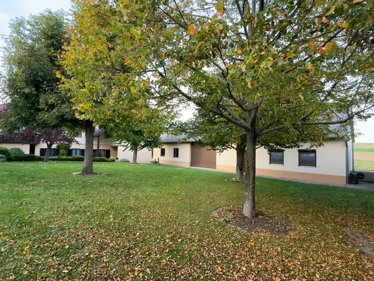 GARTENPARADIES   -  9.000 M² - 
LANDHAUS IN PARKLANDSCHAFT  
NUR 30 MINUTEN VON WIEN