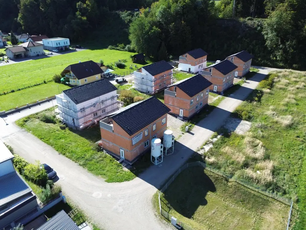 NIE MEHR MIETE! ab € 1.100 + Förderung fix 1,5% /20 J. - Doppelhaus in 1A Lage mit Galerie & Dachterrasse – 128 m² schlüsselfertig in Attnang /Redlham