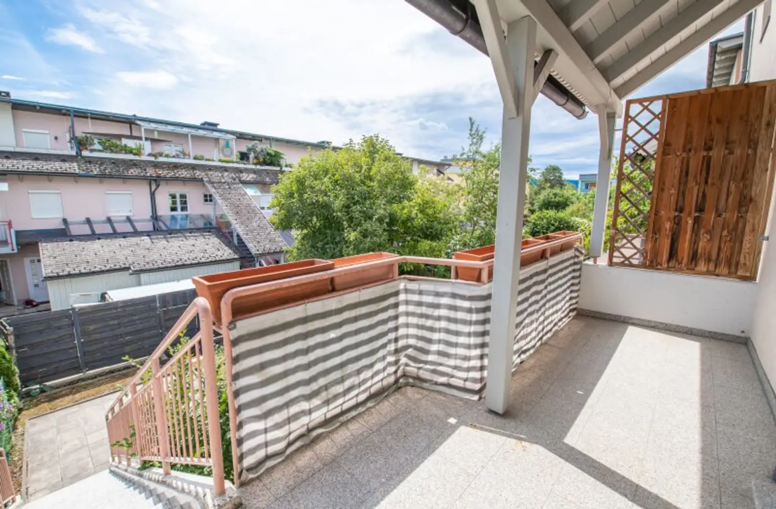 *** Wohnen in Waidmannsdorf *** Großzügige Vierzimmermaisonettewohnung mit Vorgarten & 3 Terrassen