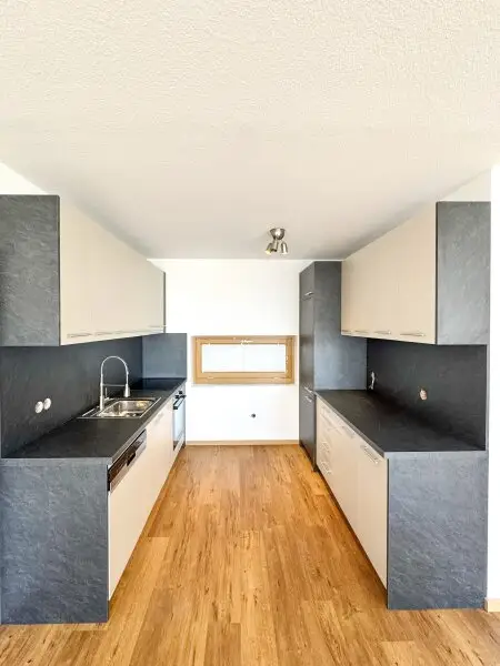 Traumlage bei der UNO-City – moderne Wohnung mit Loggia