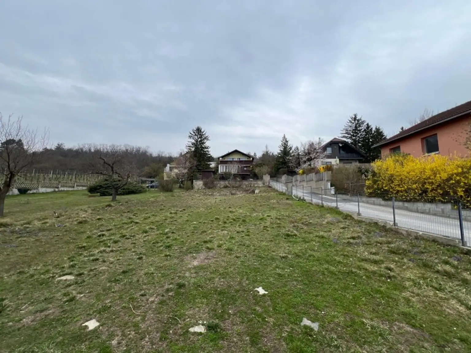Südseitiger Baugrund in Toplage – sonniges Grundstück mit Fernblick, Potenzial & genehmigtem Bauprojekt