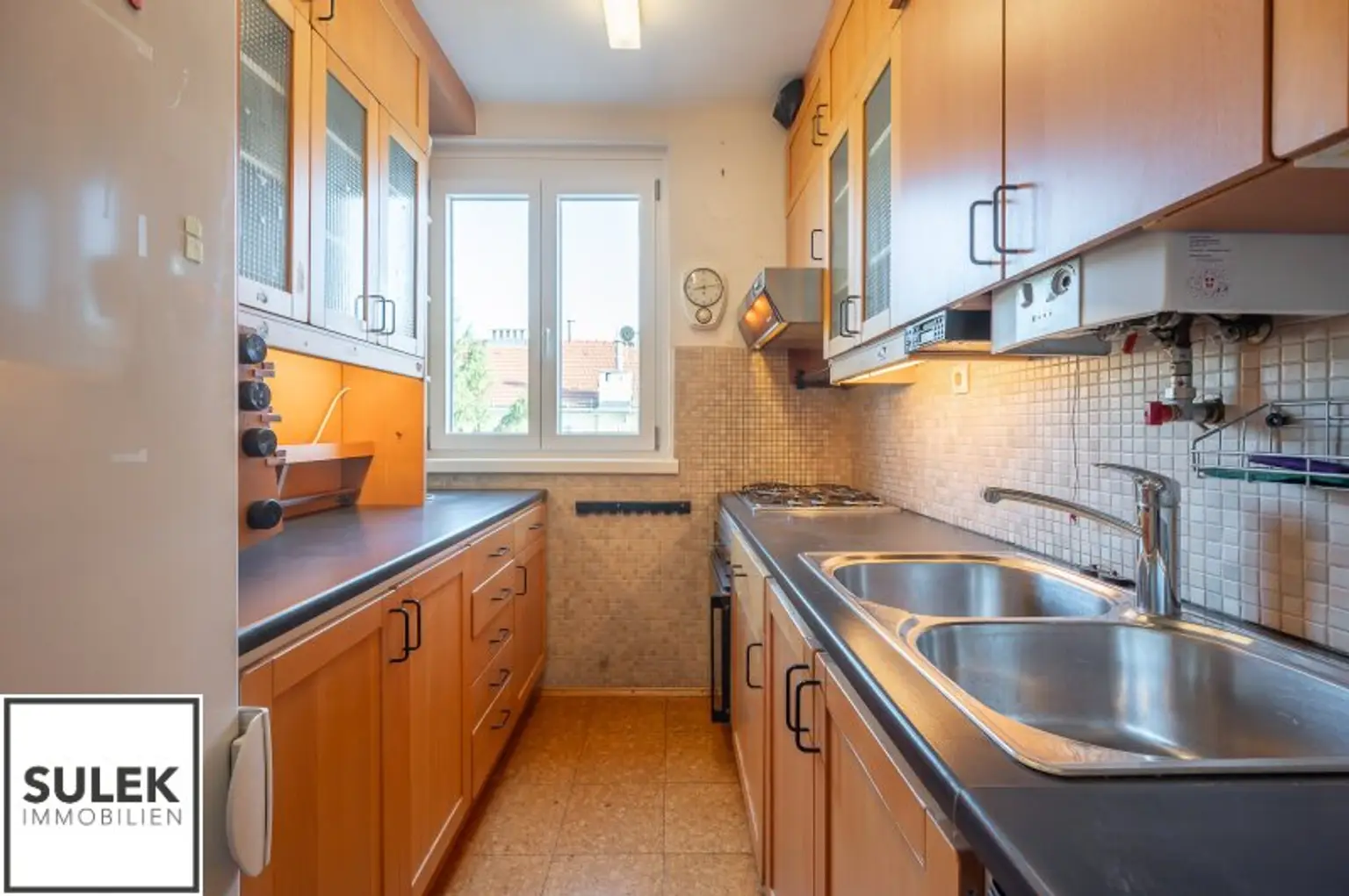 Bastiengasse 15: 3-Zimmer-DG-Wohnung mit separater Küche & gemütlicher, sonniger Terrasse