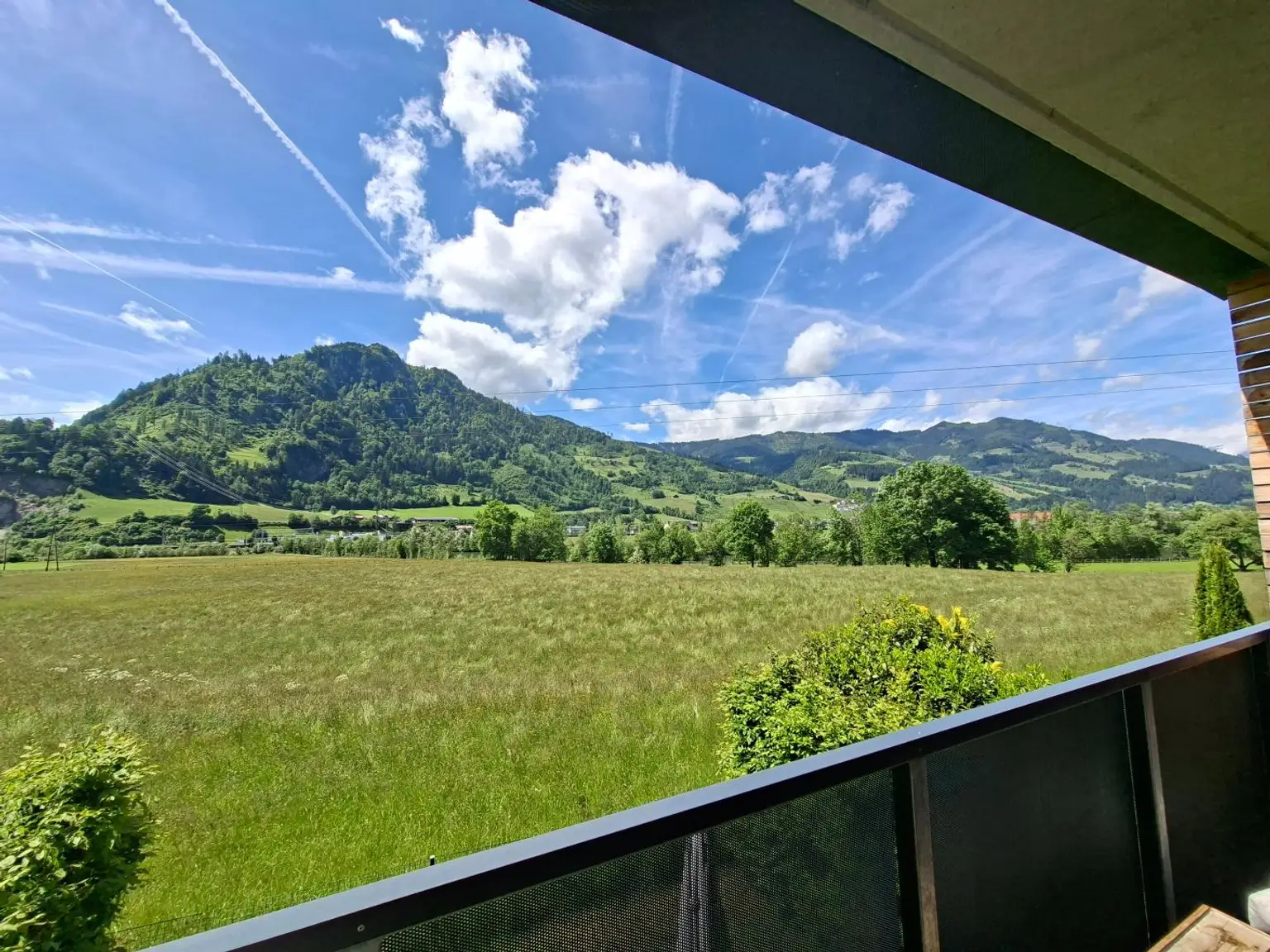 Top moderne Neubauwohnung mit Balkon