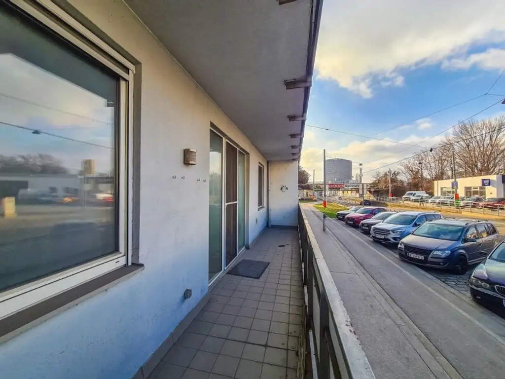 Großzügige 2-Zimmer Wohnung mit Loggia! Ideale Anbindung zur U6 Dresdnerstraße! Grünanlage!