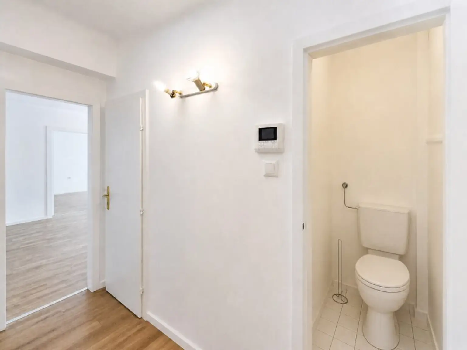 Vorzimmer mit Blick ins separate WC