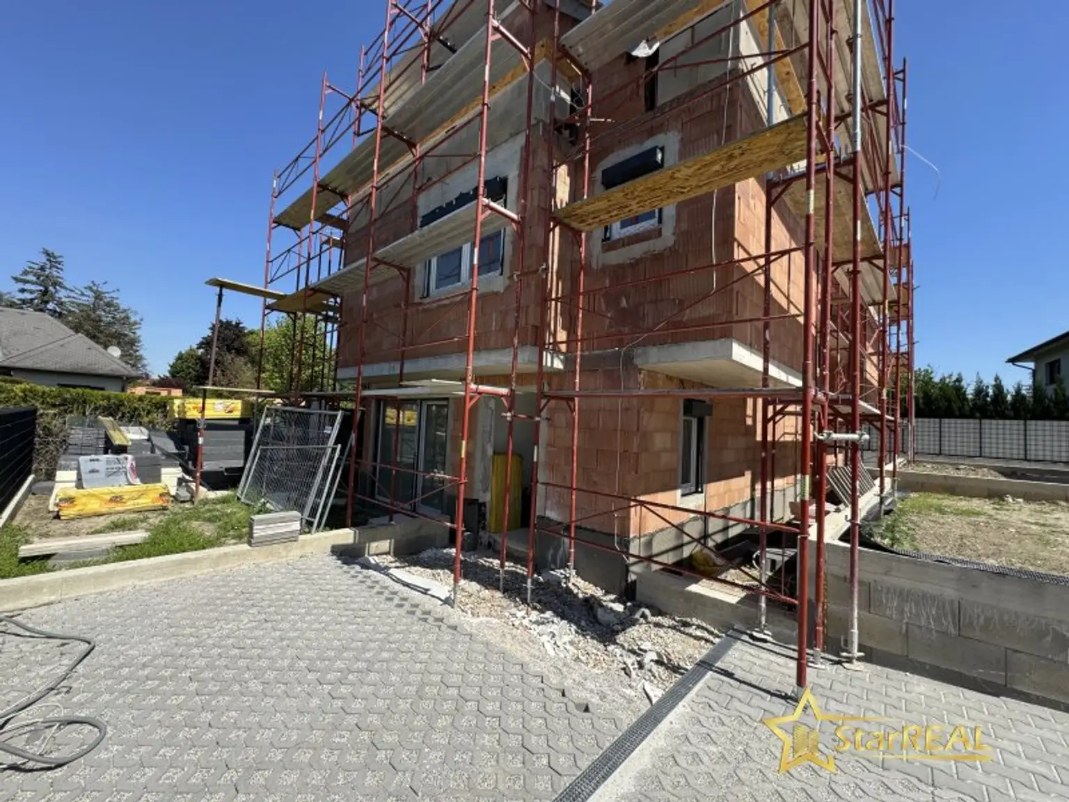 NOCH 1 EINZELHAUS (SCHLÜSSELFERTIG) FREI! 5 ZIMMER/ 3 BADEZIMMER/ 3 TOILETTEN. INKLUSIVE STELLPLATZ.