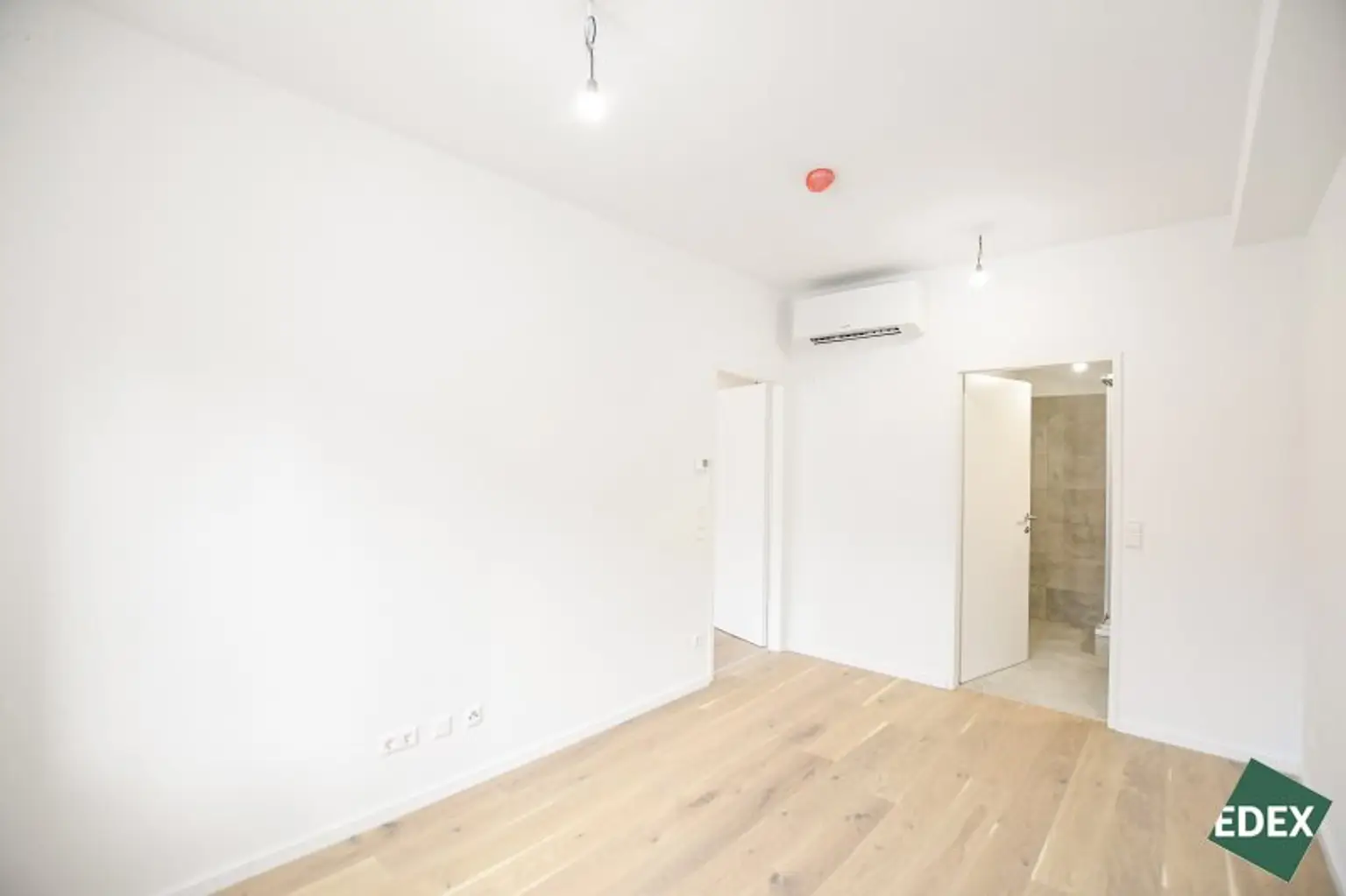 Erstbezug nach Sanierung: Schöne 2 Zimmer-Wohnung mit Loggia und Top-Anbindung