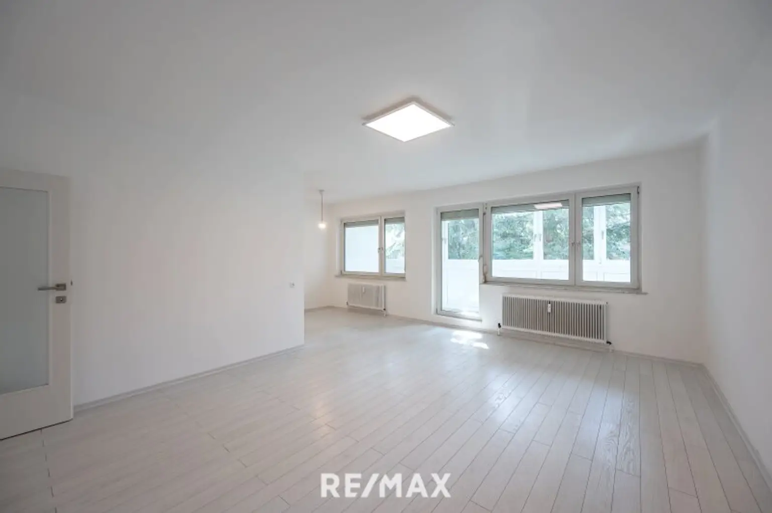 Wohnzimmer mit Ausgang auf die Loggia