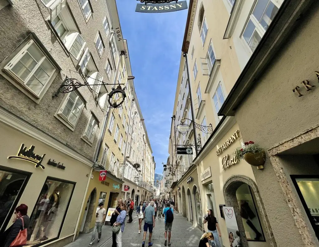 Hochattraktives Zinshaus beim Festspielbezirk in Salzburg: 1384 m² Wohn- und Geschäftshaus als erstklassige Kapitalanlage!