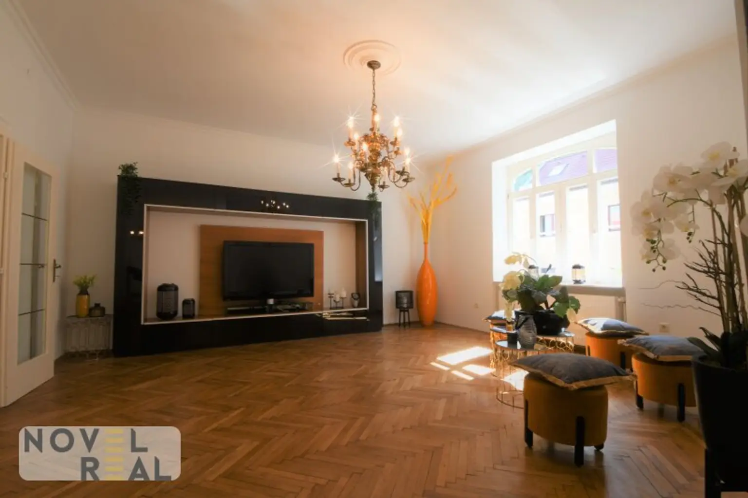 Sanierter Jugendstilaltbau mit Nebengebäude auf großem Grundstück mit Swimmingpool im Bezirk BADEN
