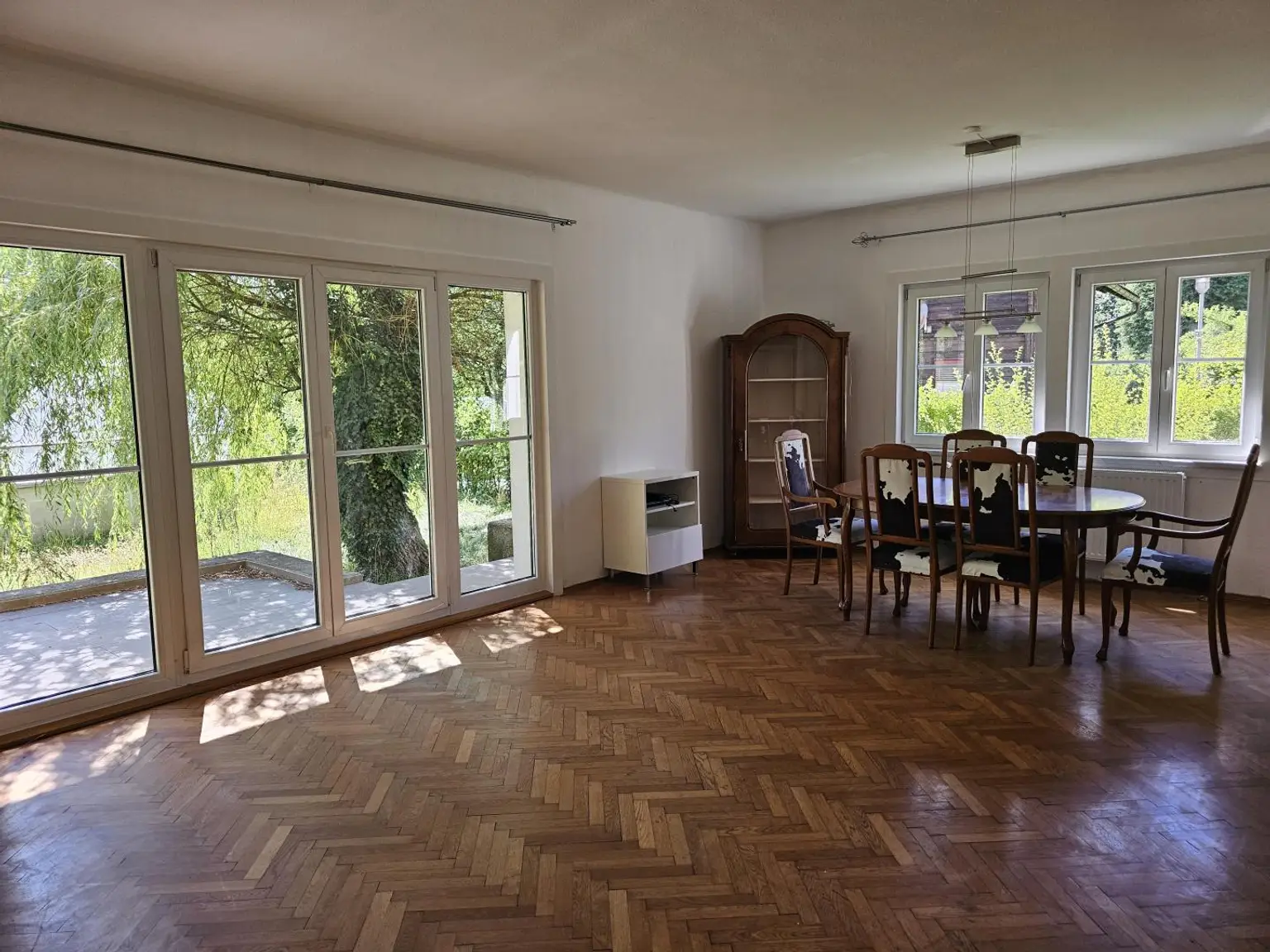 großzügiges Wohnzimmer