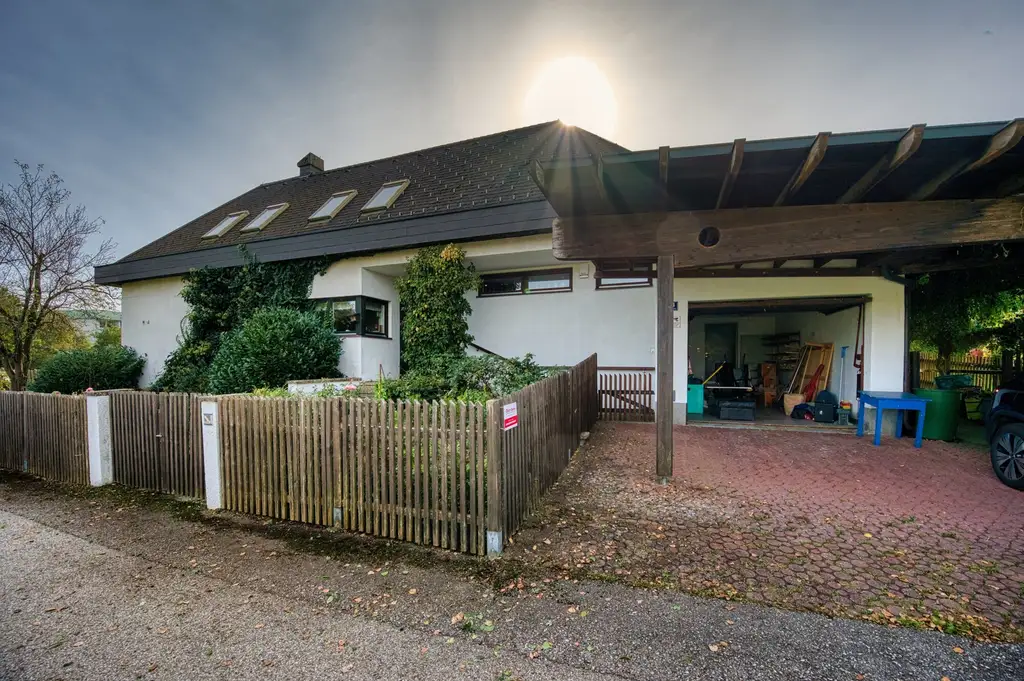 Sie brauchen viel Platz? Wir haben die Lösung. Sanierungsbedürftiges Architektenhaus in bester Lage.