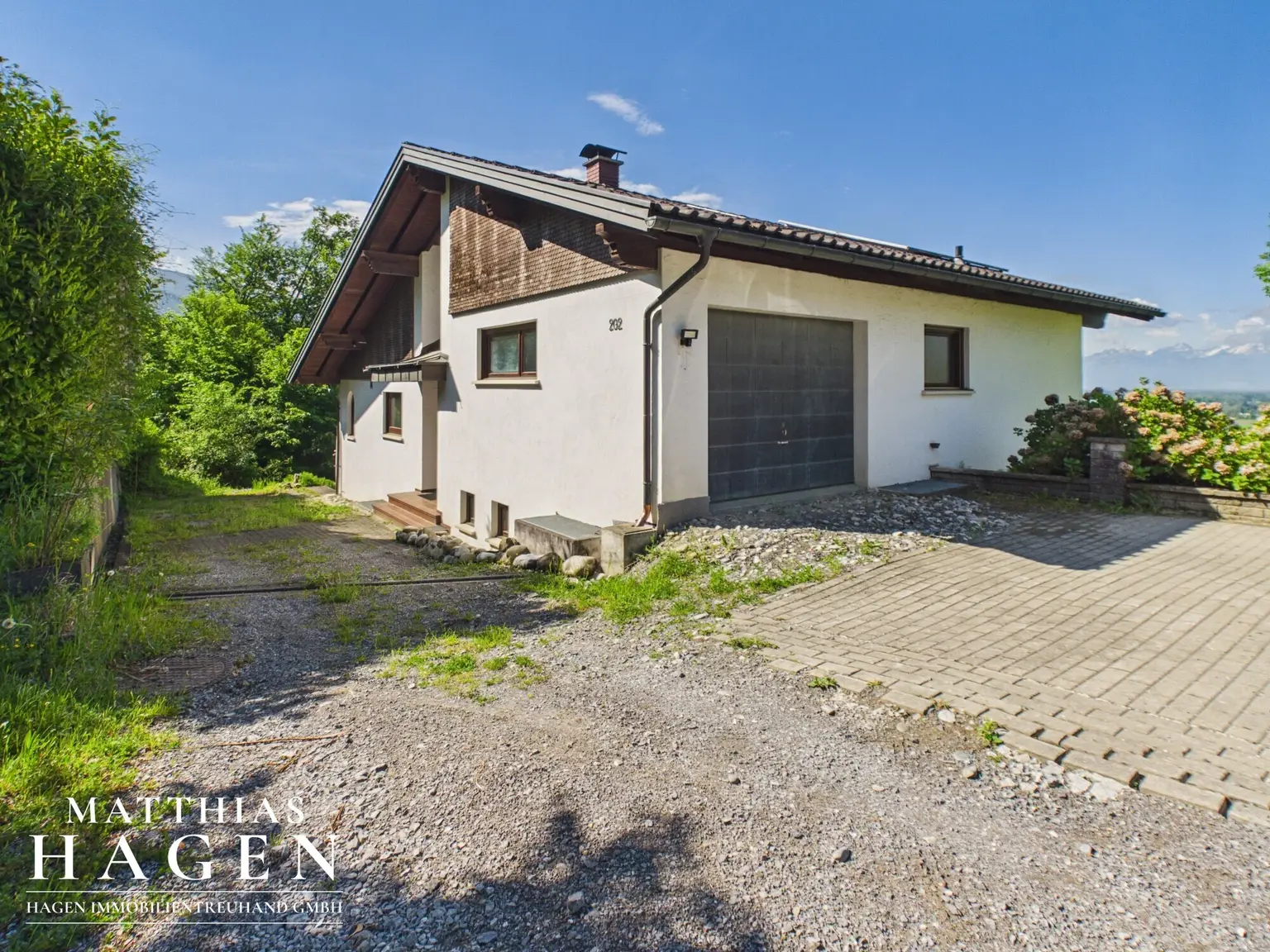 Hausansicht/Garage/Außenparkplätze
